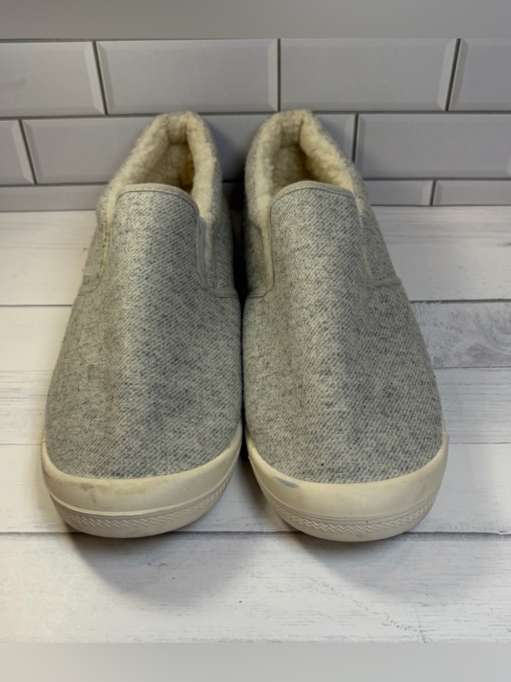 Tommy Bahama :9.5 Women Heathered Light Gray Slip-On Sherpa-Lined Slippers